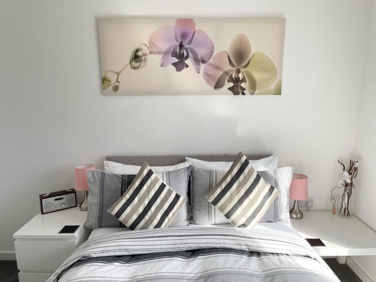 Escape - Private & Bathroom Near Etihad And Coop Arena - Free Secure Parking
